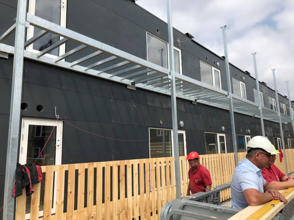 Montører ved altaner og svalegangsværn på byggeplads, Ørnegårdsvej